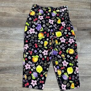 Briggs Petite Bold Fruit & Floral Black Capris Summer Pants Size 6 Petite